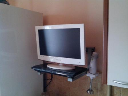 Biały telewizor do kuchni - instalacja standardowa