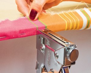 Zszywki można również dziurkować od końca - metoda ta pozwala pewniej zamocować tkaninę, ale traci od strony estetycznej