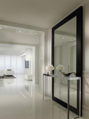 Zastosowanie luster o pełnej wysokości może dodać światła i objętości do pomieszczenia.