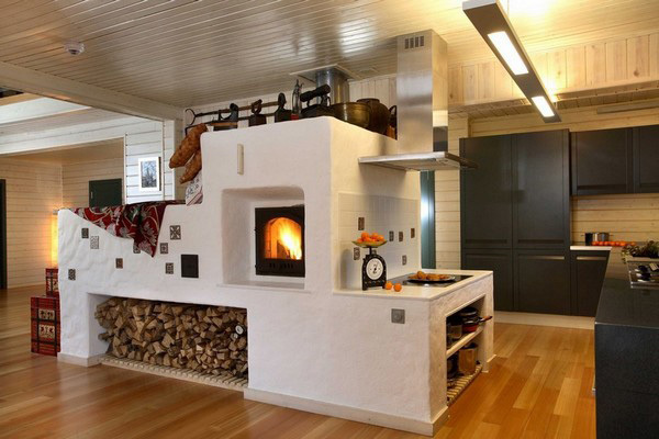 Piękny piec, o tym można tylko pomarzyć - zwróć uwagę na sufit w kuchni w drewnianym domu z plastikowych paneli