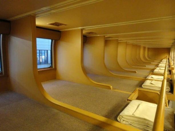 Niezwykłe łóżka piętrowe w Śpiącej samochodów w Japonii. 