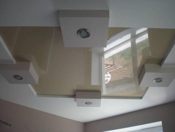 Folia stretch w środku i plafony skrzynkowe do lamp plafonowych