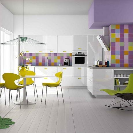 Soczyste cytrynowe i jasnofioletowe odcienie wyglądają bardzo harmonijnie na tle podłogi, ścian, zestawu słuchawkowego